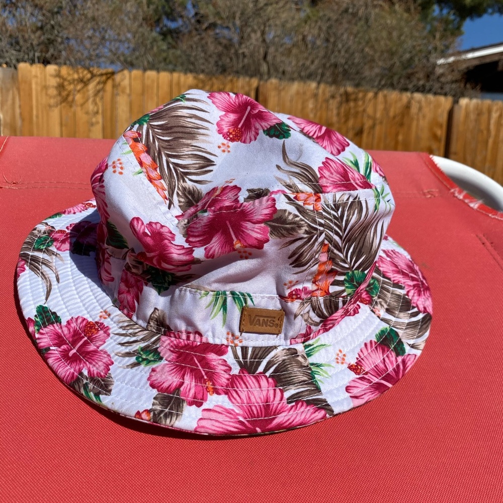 Vintage tropical floral bucket hat from vans